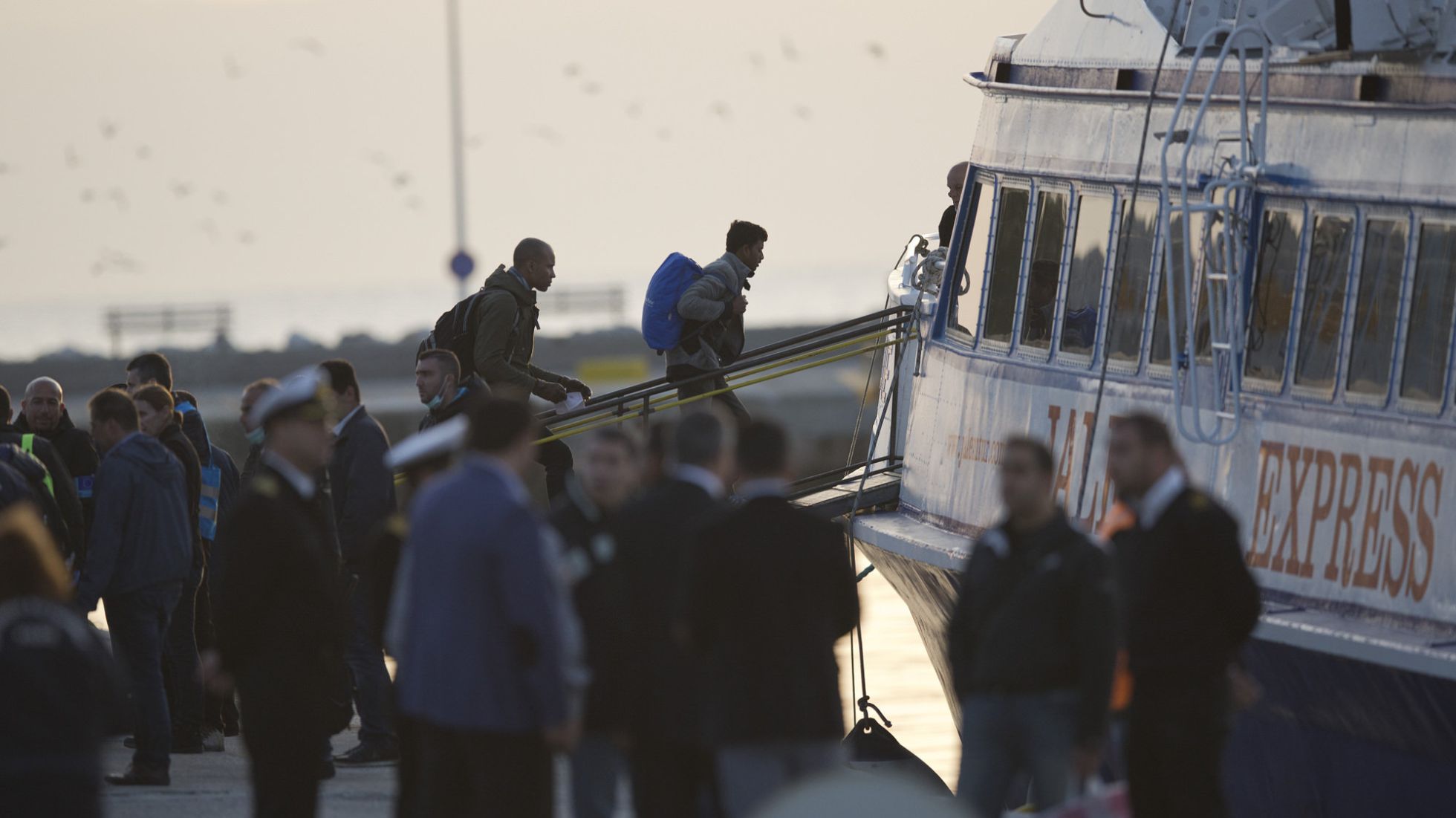 Migrantes montan en un ferry en Mytilini, Lesbos, camino de Turquía. Migrantes montan en un ferry en Mytilini, Lesbos, camino de Turquía.
