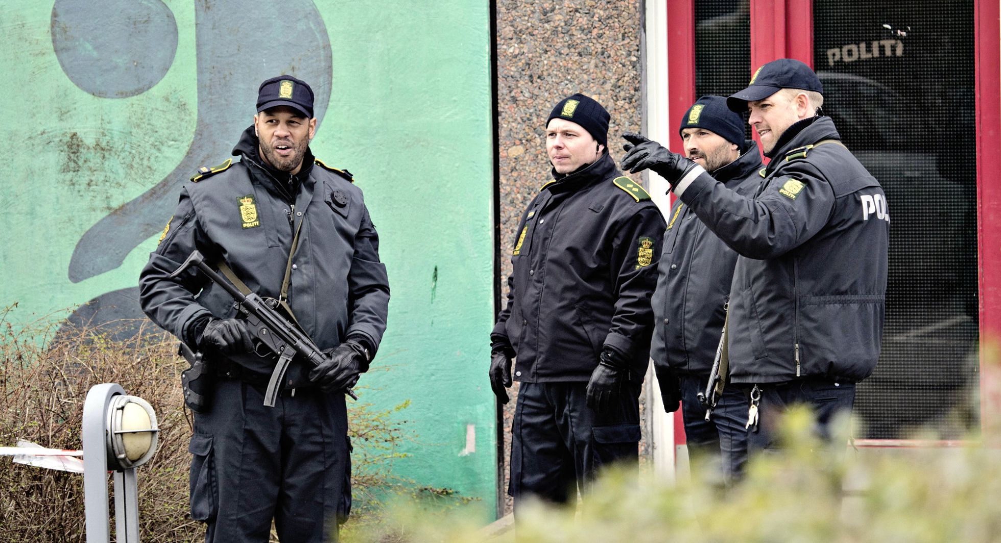 Policías daneses durante un registro en un apartamento en Ishoej. Policías daneses durante un registro en un apartamento en Ishoej.