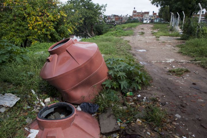 En el barrio se multiplican los cacharros y recipientes que albergan agua estancada. En el barrio se multiplican los cacharros y recipientes que albergan agua estancada.