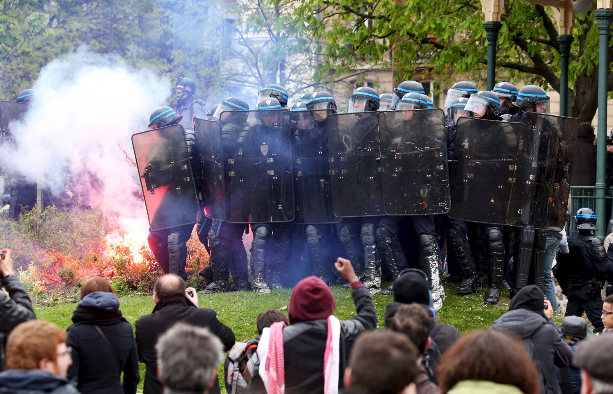 Enfrentamiento entre policías y manifestantes, este sábado en París. Enfrentamiento entre policías y manifestantes, este sábado en París.