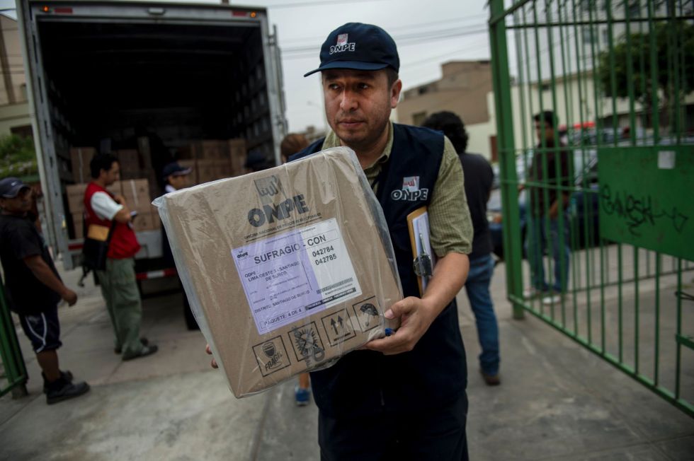 Trabajadores de la Ofina Electoral de Perú prepararn el material para las elecciones.