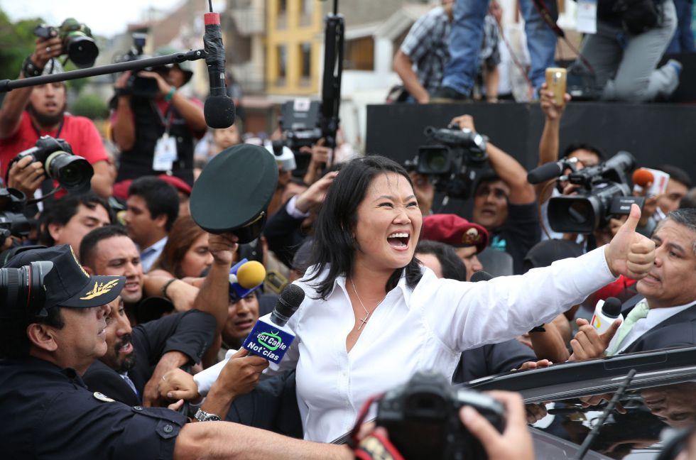 La candidata de Fuerza Popular, Keiko Fujimori, este domingo tras haber votado en un colegio electoral de Lima. La candidata de Fuerza Popular, Keiko Fujimori, este domingo tras haber votado en un colegio electoral de Lima.