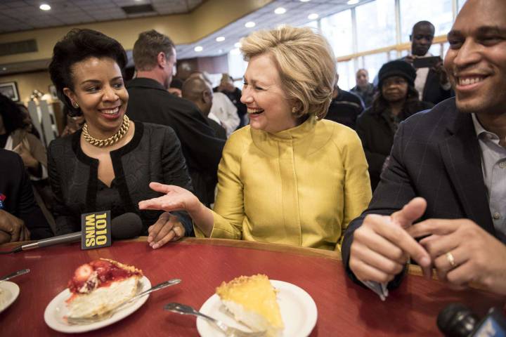 Hillary Clinton em um comício de campanha. Hillary Clinton em um comício de campanha.