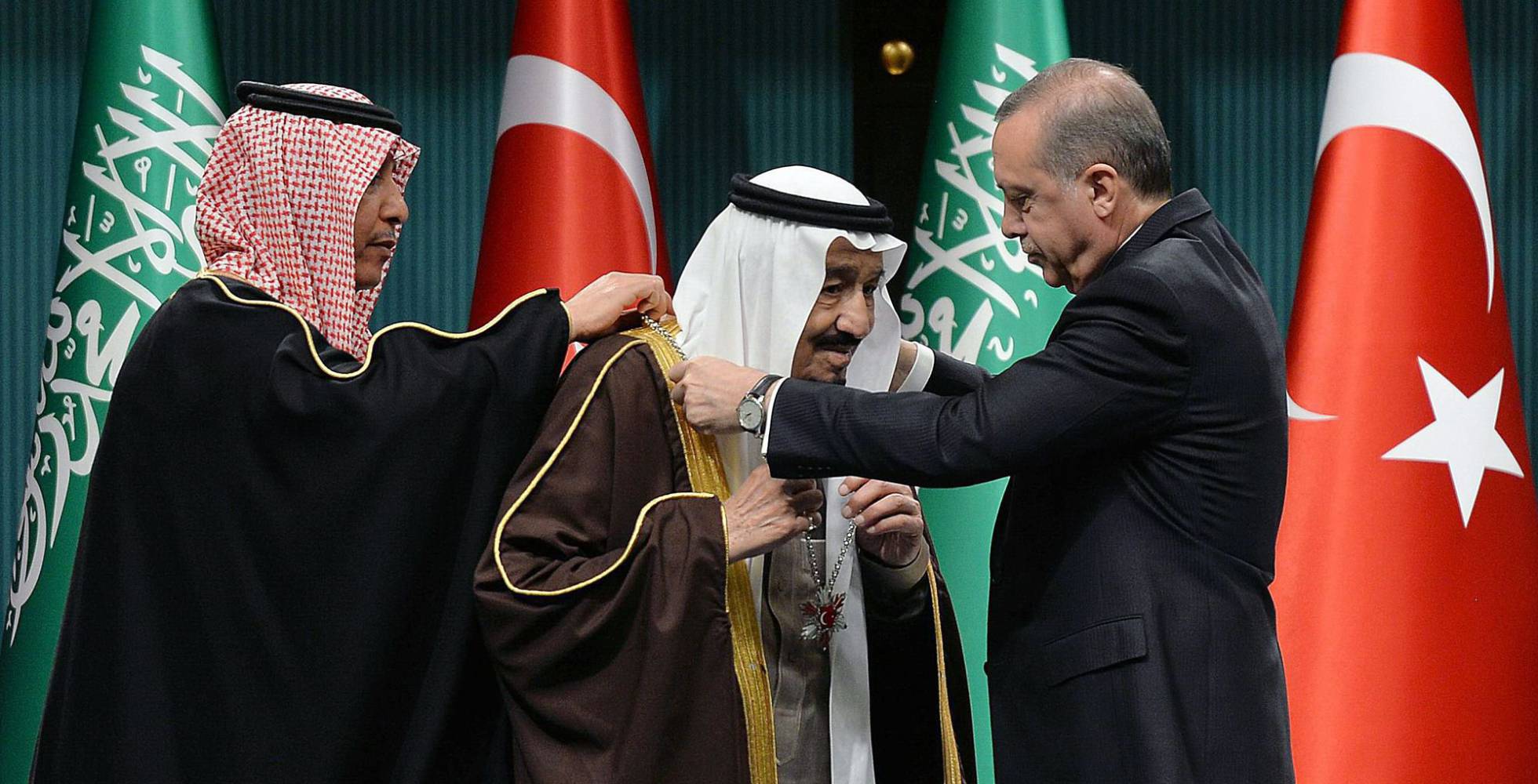 El presidente de Turquía, Recep Tayyip Erdogan, entrega el martes la medalla más alta del Estado turco al rey Salman de Arabia Saudí. El presidente de Turquía, Recep Tayyip Erdogan, entrega el martes la medalla más alta del Estado turco al rey Salman de Arabia Saudí.