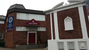 Entrada al colegio privado Kew-Forest en Queens