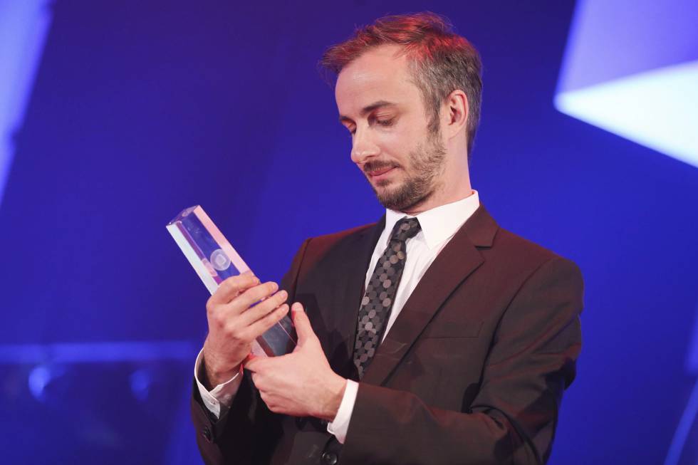 El presentador Jan Böhmermann responsable del "poema injurioso" contra Erdogan, en una entrega de premios en Dusseldorf (Alemania) el pasado 13 de enero. 