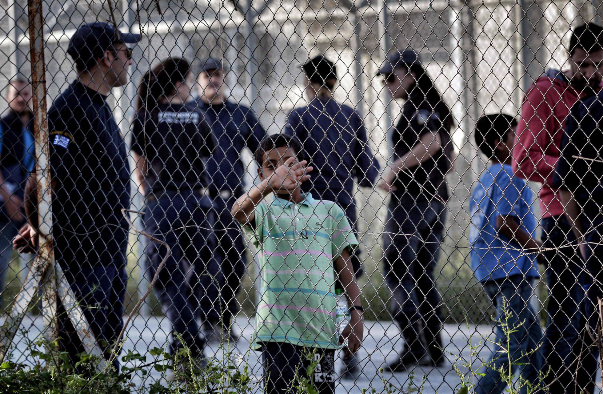 Un niño este jueves en el campo de detención de Moria, en la isla griega de Lesbos. Un niño este jueves en el campo de detención de Moria, en la isla griega de Lesbos.