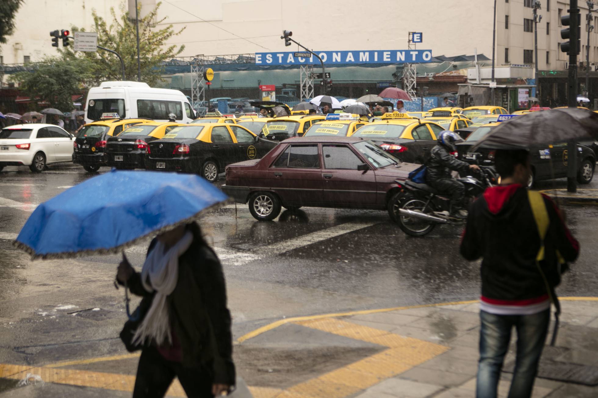 Los taxistas de Buenos Aires bloquean las calles por la llegada de Uber. Los taxistas de Buenos Aires bloquean las calles por la llegada de Uber.