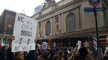 Una manifestante ante la estación Grand Central