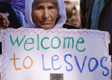 El Papa torna de Lesbos amb 12 refugiats que acollirà al Vaticà