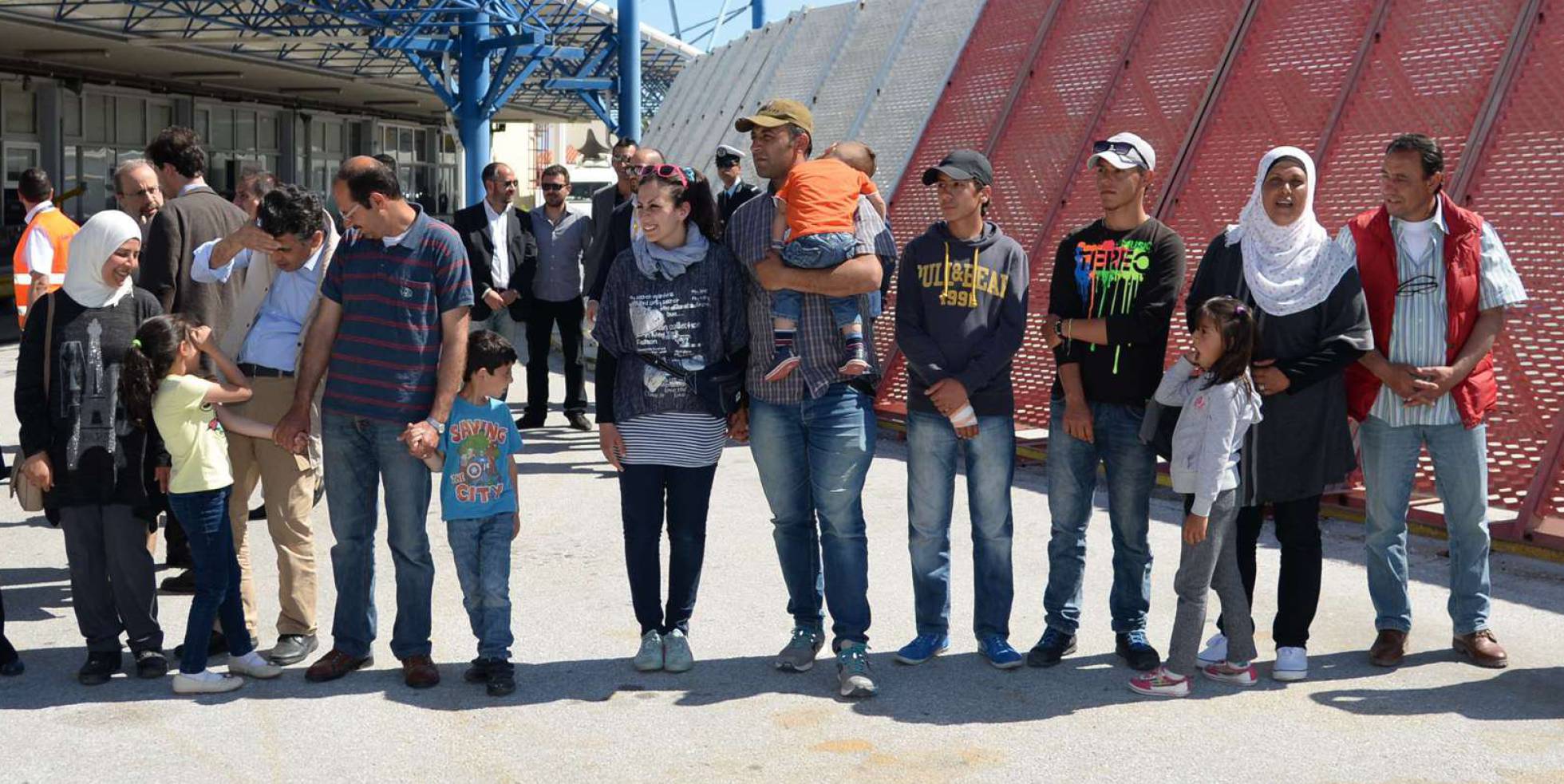 Los refugiados acogidos por el Vaticano posan ante las cámaras en el aeropuerto de Mitilene, en la isla de Lesbos. Los refugiados acogidos por el Vaticano posan ante las cámaras en el aeropuerto de Mitilene, en la isla de Lesbos.