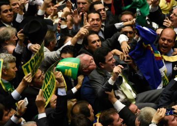 La derrota de Rousseff aboca el Brasil a la incertesa política
