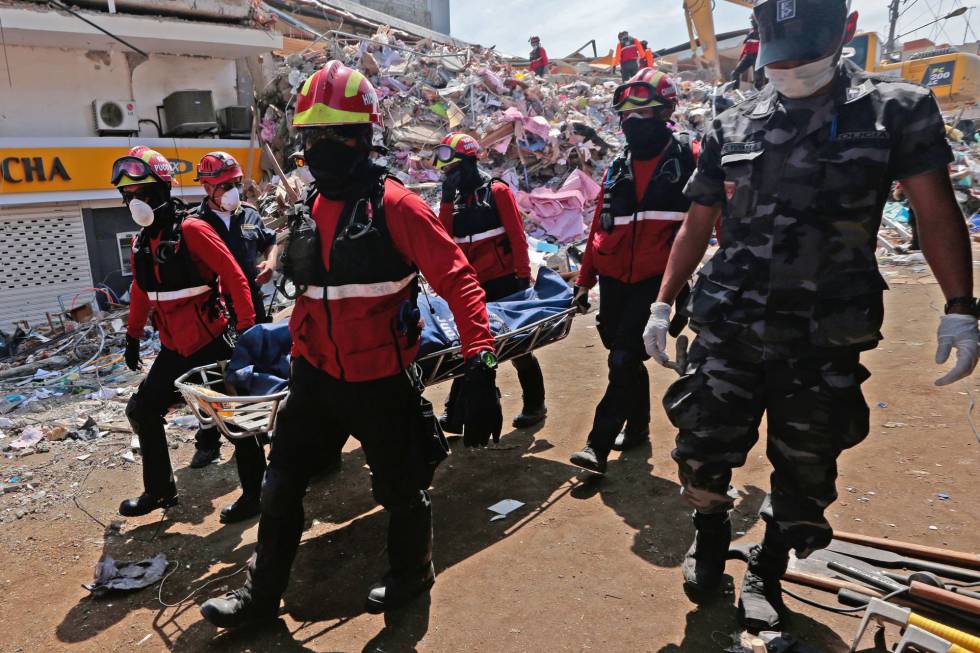 Equipos de rescate en Pedernales 