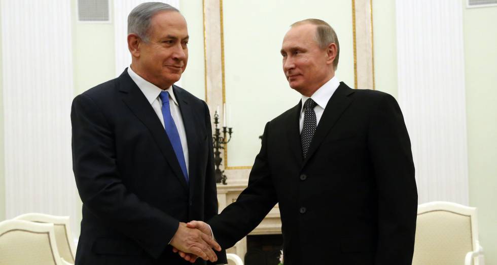 Benjamín Netanyahu saluda a Vladímir Putin en Moscú.