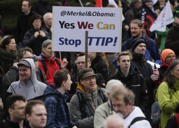 Gran protesta en Alemania contra el acuerdo comercial entre la UE y EEUU