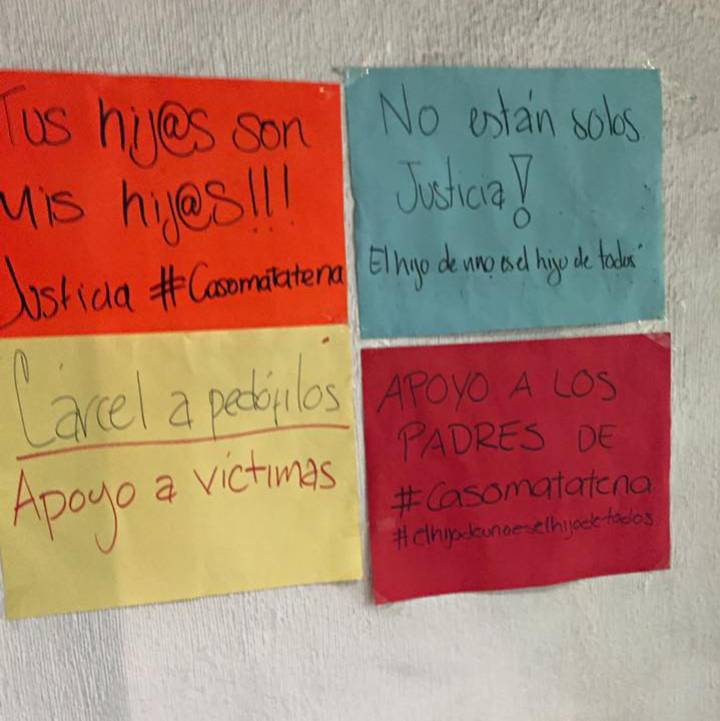 Las madres de varios niños colocaron carteles en la Fiscalía de la capital. Las madres de varios niños colocaron carteles en la Fiscalía de la capital.