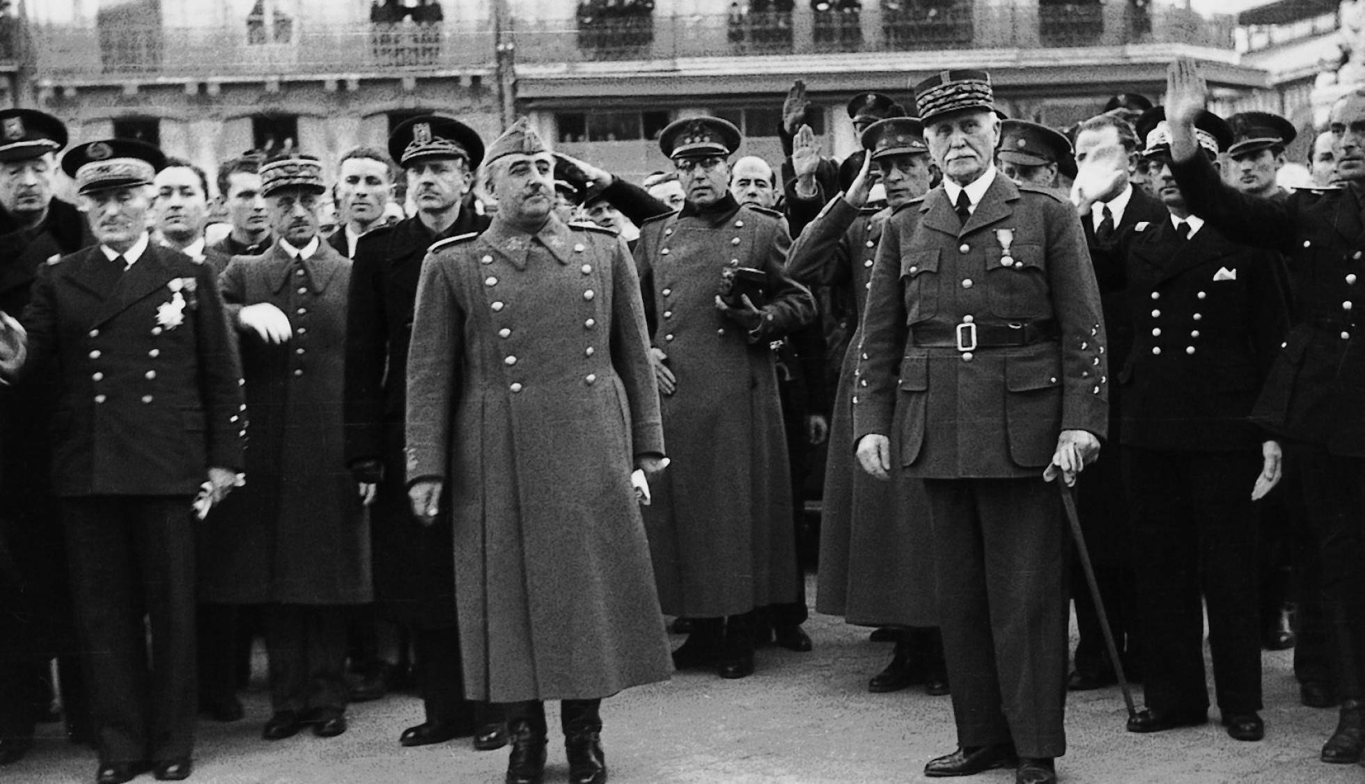 En primer plano, Francisco Franco y, a su izquierda, el general Philippe Pétain en Montpellier en febrero de 1941. En primer plano, Francisco Franco y, a su izquierda, el general Philippe Pétain en Montpellier en febrero de 1941.