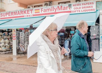 Una pareja pasea por Fuengirola, uno de los destinos elegidos por los expatriados británicos.  Una pareja pasea por Fuengirola, uno de los destinos elegidos por los expatriados británicos.