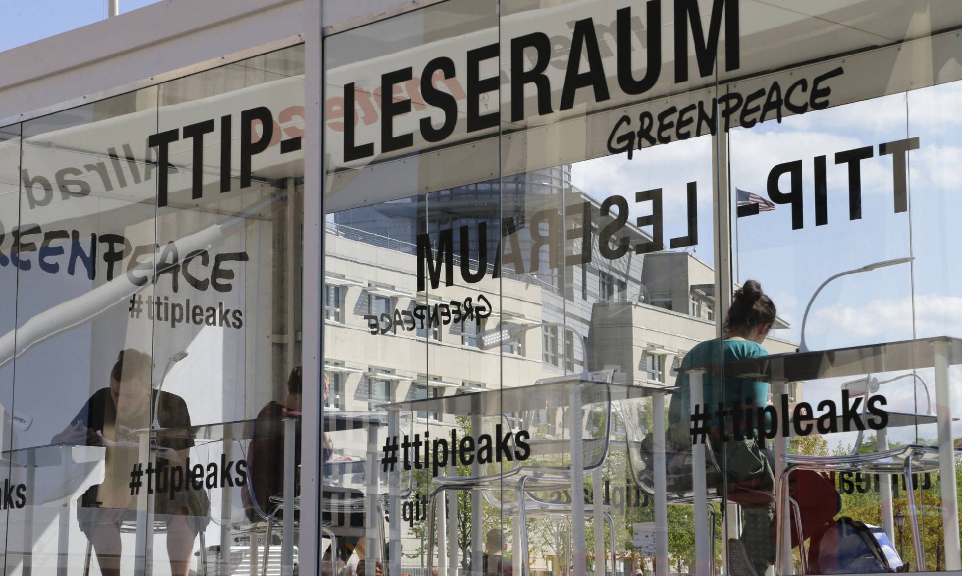 Varios ciudadanos consultan documentos confidenciales sobre el TTIP en una sala habilitada por Greenpeace este lunes en Berlín. Varios ciudadanos consultan documentos confidenciales sobre el TTIP en una sala habilitada por Greenpeace este lunes en Berlín.