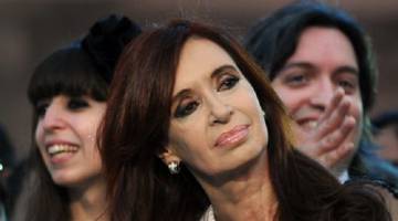 Cristina Fernández Kirchner, delante de su hijos Máximo y Florencia.