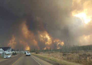Un gran incendio forestal obliga a evacuar a 80.000 personas en Canadá Un gran incendio forestal obliga a evacuar a 80.000 personas en Canadá