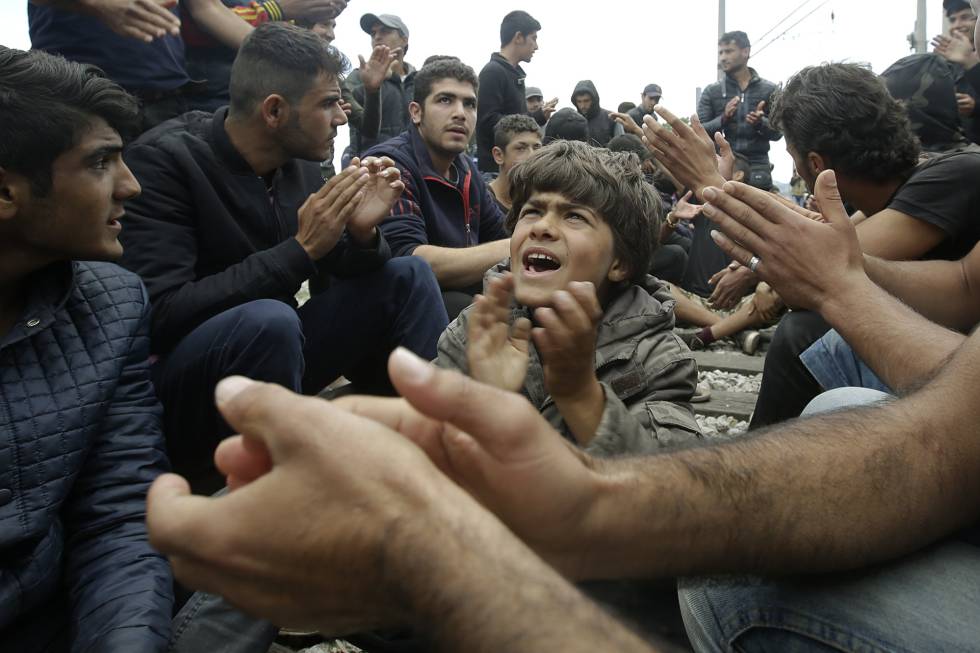 inmigrantes y refugiados gritan