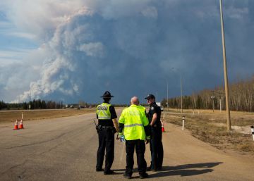 Un incendio obliga a evacuar a los habitantes de una ciudad canadiense Un incendio obliga a evacuar a los habitantes de una ciudad canadiense
