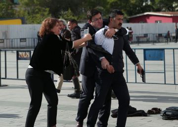 El director d’un diari turc surt il·lès després que un home el disparés