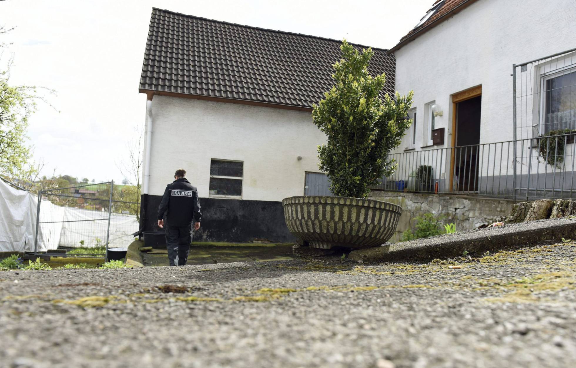 Un miembro de la Oficina de Investigación Criminal Regional de Renania del Norte-Westfalia inspecciona la casa de una pareja presuntamente responsable de varios crímenes en Höxter, Alemania. Un miembro de la Oficina de Investigación Criminal Regional de Renania del Norte-Westfalia inspecciona la casa de una pareja presuntamente responsable de varios crímenes en Höxter, Alemania.