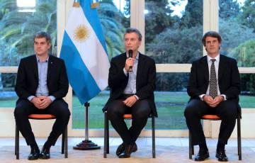 Mauricio Macri (centro) y dos de sus ministros en la rueda de prensa ante medios extranjeros