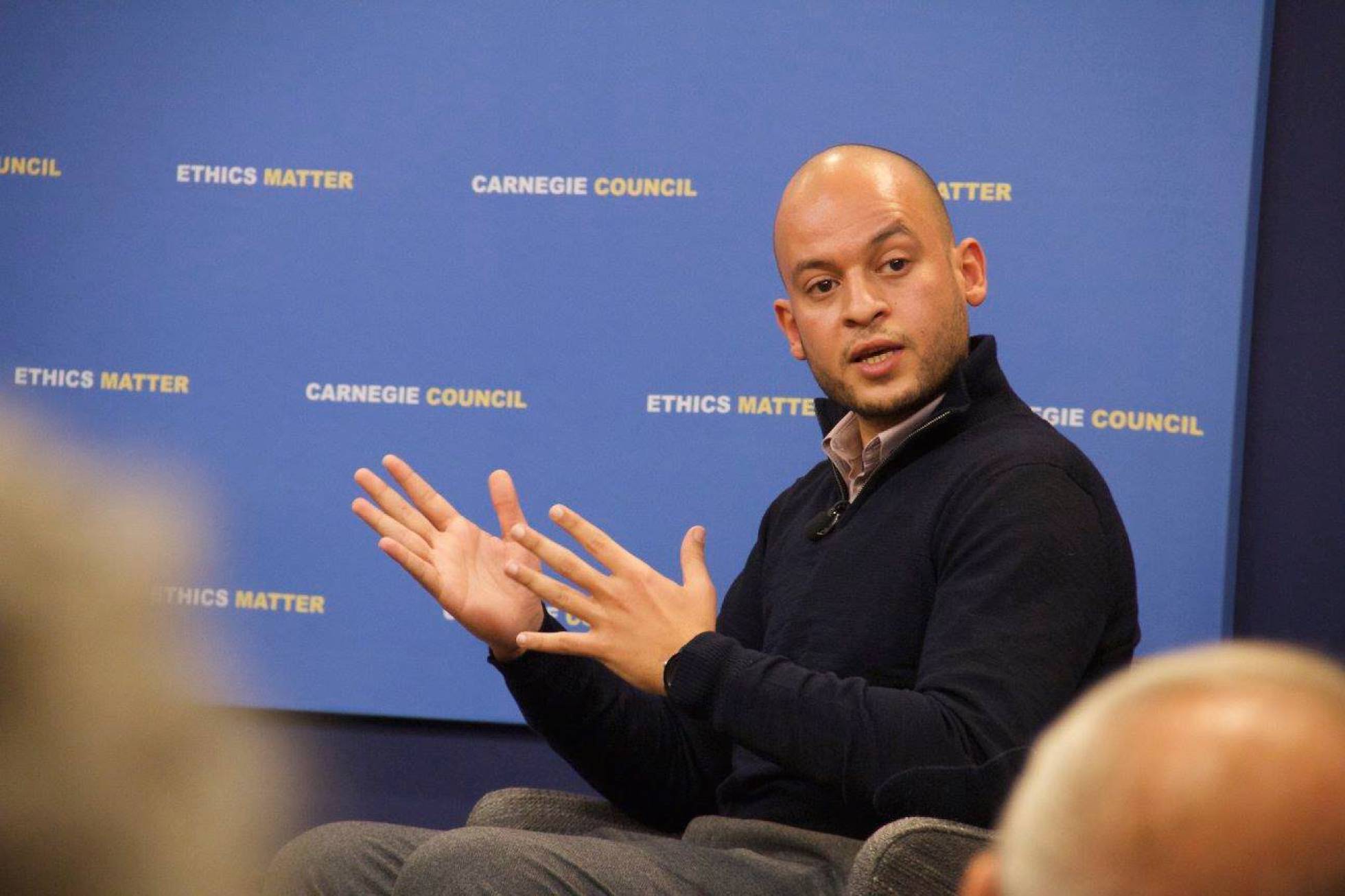Fotografía de Mohannad Sabry en una conferencia en el think Carnegie, en Washington Fotografía de Mohannad Sabry en una conferencia en el think Carnegie, en Washington