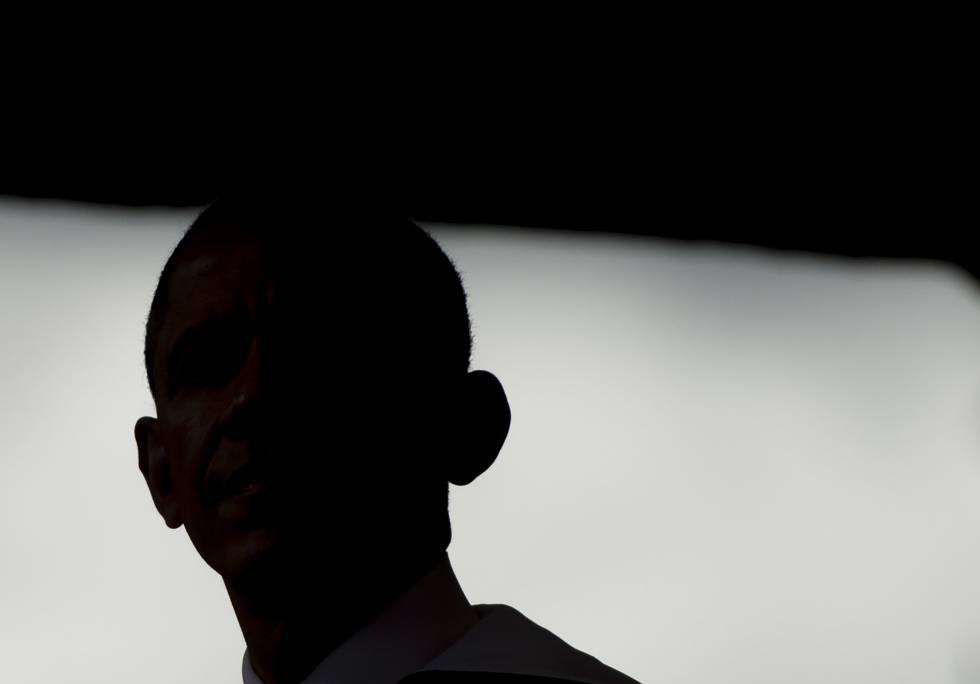 Perfil en sombra de Obama en un acto en Washington el 7 de mayo.