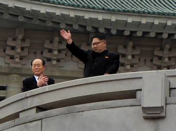 El líder de Corea del Norte, Kim Jong-un, saluda desde el balcón del Gran Palacio de Estudios del Pueblo de Pyongyang