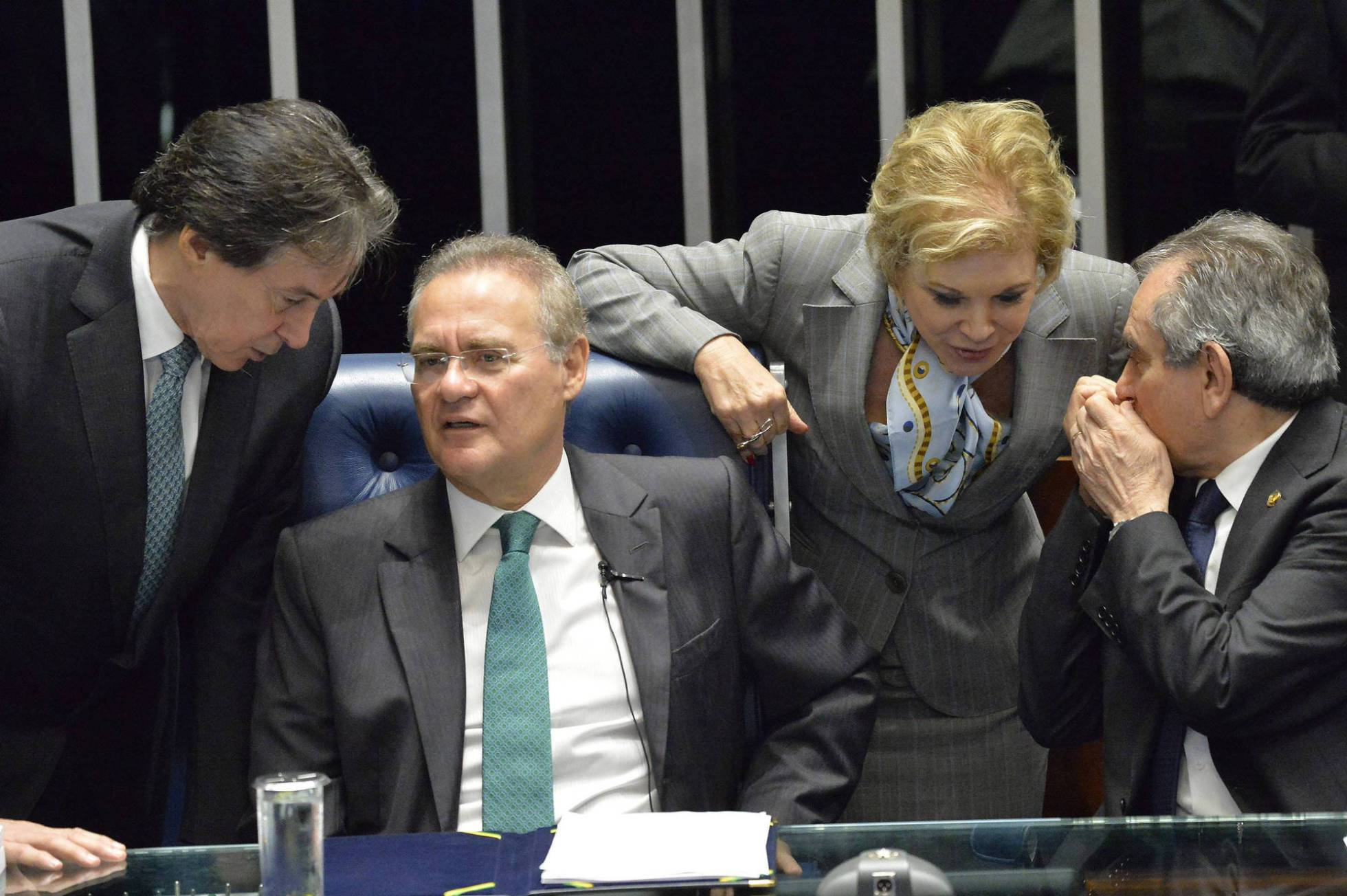 Los senadores Eunicio Oliveira, Renan Calheiros, Marta Suplicy y Raimundo Lira conversan en la Cámara Alta. Los senadores Eunicio Oliveira, Renan Calheiros, Marta Suplicy y Raimundo Lira conversan en la Cámara Alta.