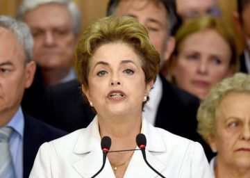 Dilma Rousseff en su primera rueda de prensa tras ser alejada de la presidencia.