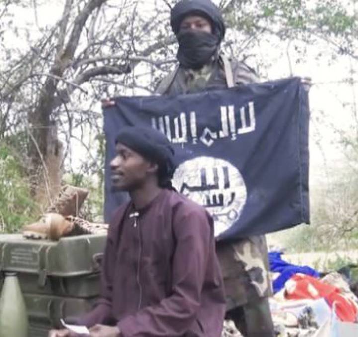 Imagen de un vídeo de Boko Haram, con una bandera del ISIS. Imagen de un vídeo de Boko Haram, con una bandera del ISIS.