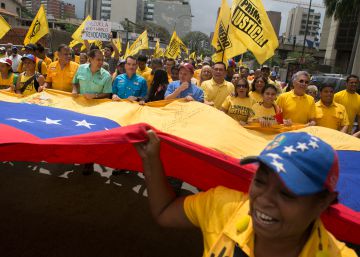 Maduro ordena mobilização militar frente à escalada da crise na Venezuela