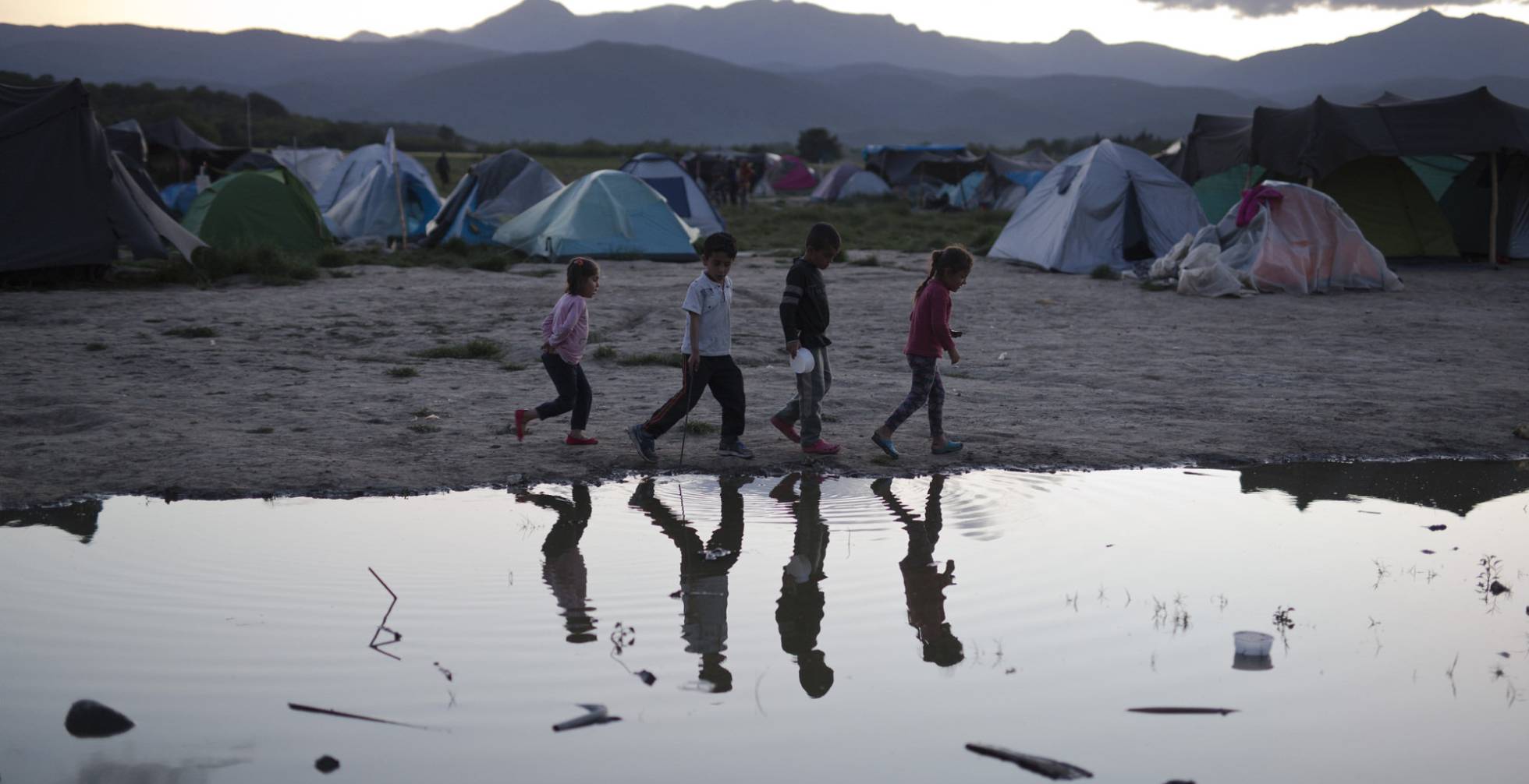 Un grupo de niños, en el campo improvisado de refugiados de Idomeni (Grecia).  Un grupo de niños, en el campo improvisado de refugiados de Idomeni (Grecia).