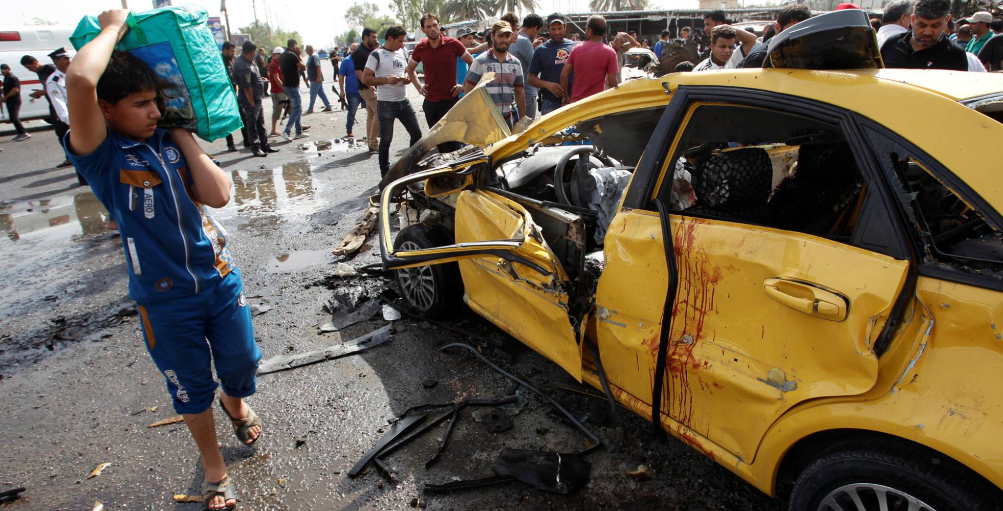 Un joven pasa junto a los destrozos dejados por un coche bomba en el barrio chií de Ciudad Sader, en Bagdad. Un joven pasa junto a los destrozos dejados por un coche bomba en el barrio chií de Ciudad Sader, en Bagdad.