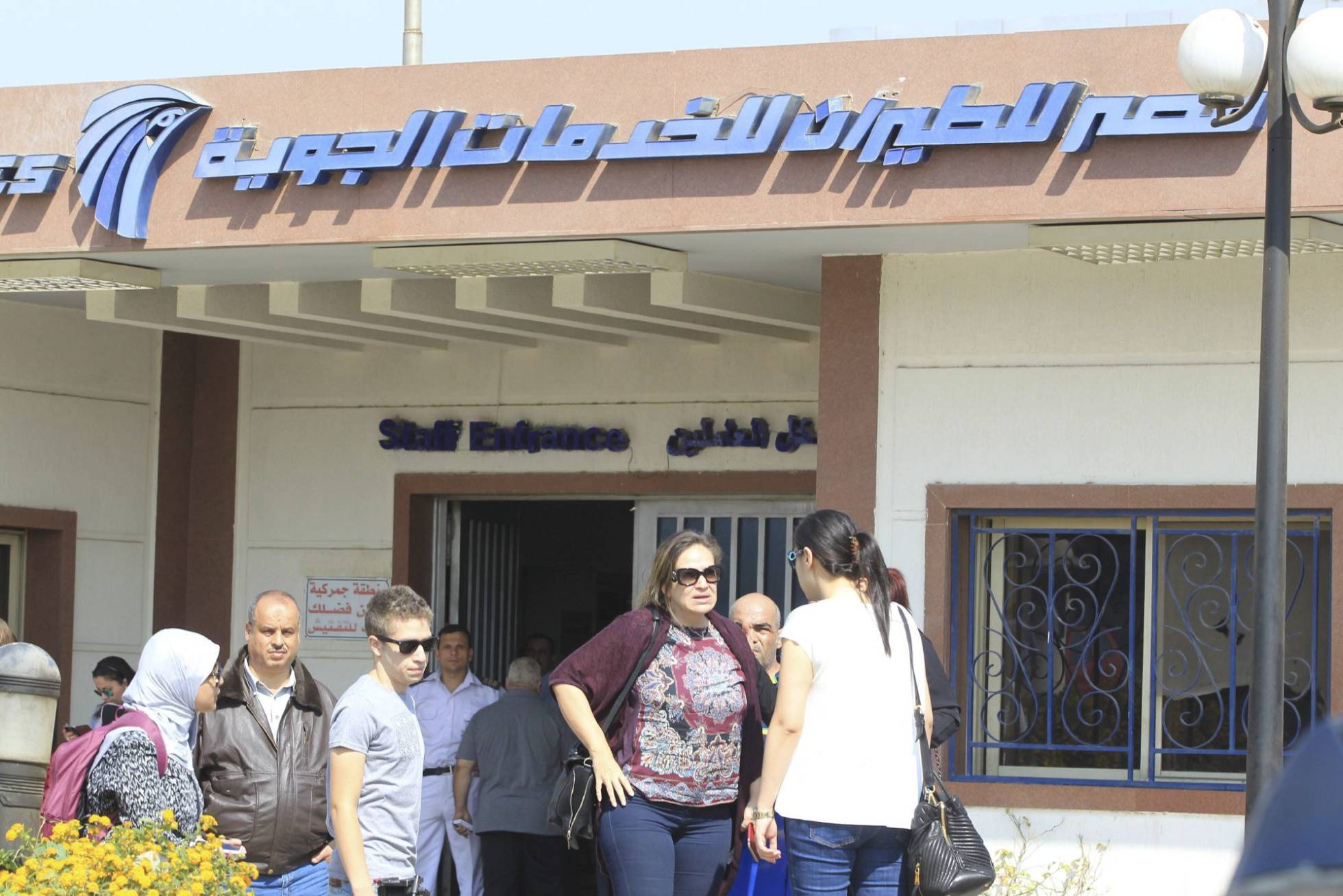 Familiares de las víctimas del vuelo MS804 llegan al aeropuerto de El Cairo. Familiares de las víctimas del vuelo MS804 llegan al aeropuerto de El Cairo.