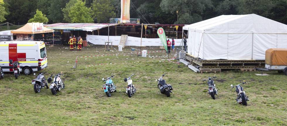 Agentes de la policía en Nenzing, localidad austricada en la que se produjo el tiroteo este domingo. 