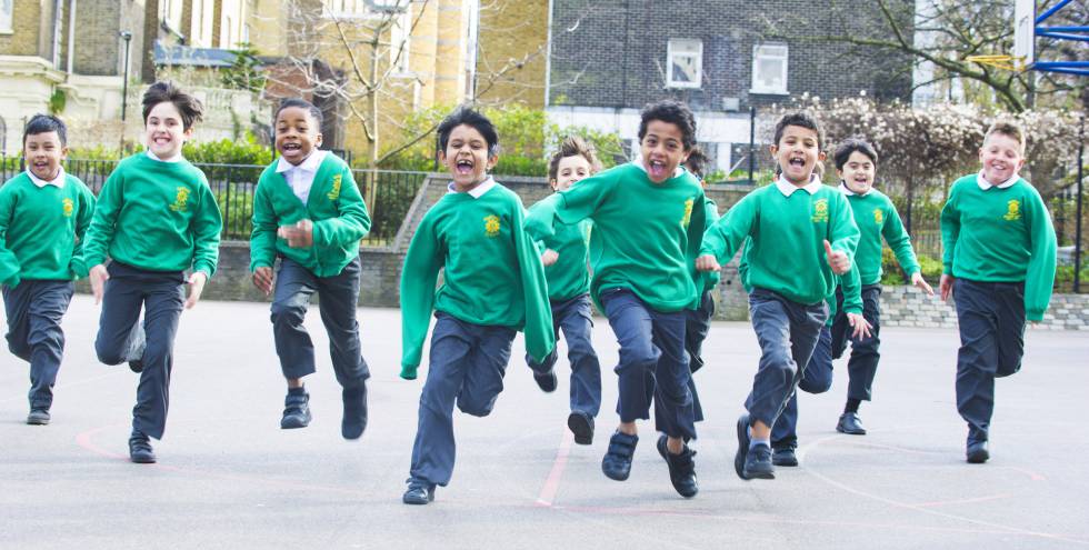 Niños de un colegio londinense corren la milla diaria.