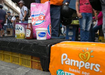 Productos en las afueras de un supermercado de Caracas.