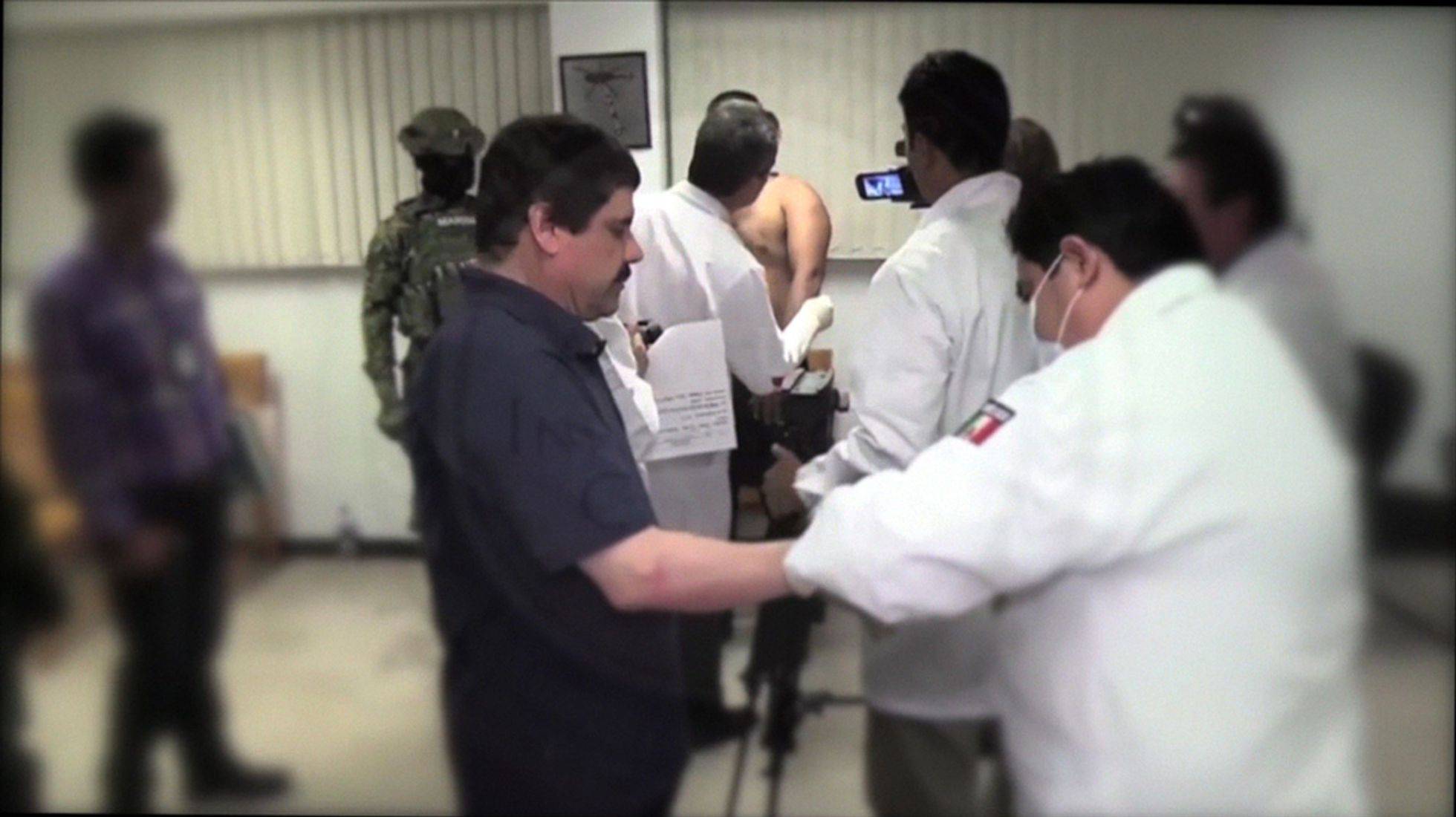 Joaquín Guzmán, durante un examen sanitario en la prisión de El Altiplano. Joaquín Guzmán, durante un examen sanitario en la prisión de El Altiplano.