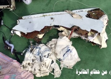 Els forenses egipcis apunten que hi va haver una explosió en el vol d’EgyptAir