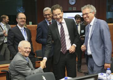 El Eurogrupo libera 10.000 millones para Grecia y reestructura su deuda El Eurogrupo libera 10.000 millones para Grecia y reestructura su deuda