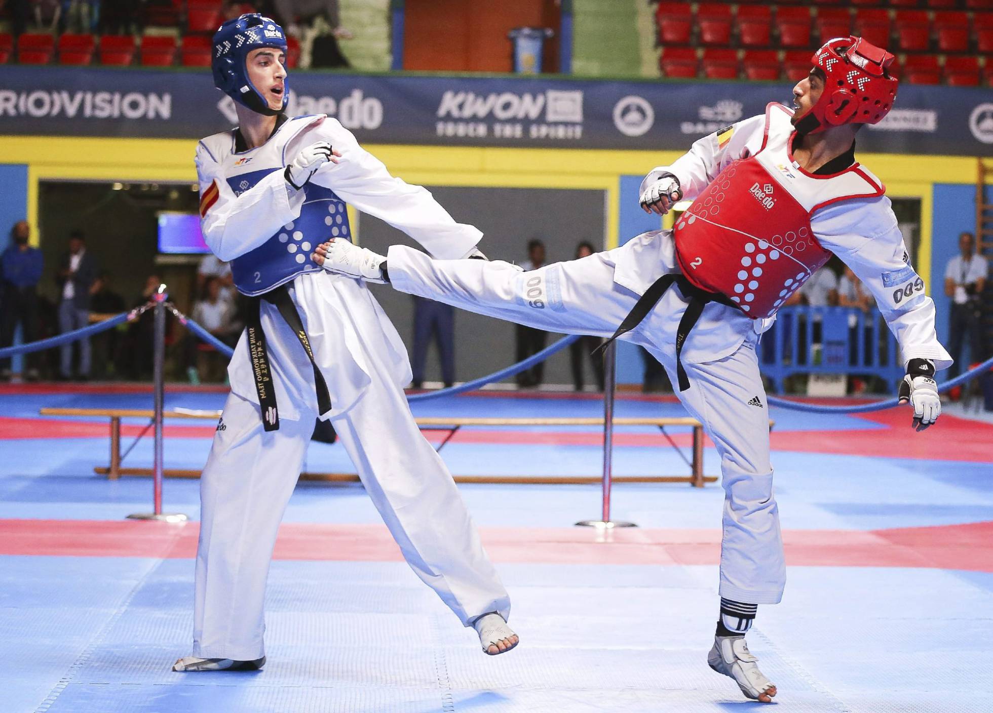 Jesús Tortosa Cabrera (i) y Mourad Laachraoui (d) durante la final de la categoría masculina de menos de 54 kg en los Campeonatos de Europa. Jesús Tortosa Cabrera (i) y Mourad Laachraoui (d) durante la final de la categoría masculina de menos de 54 kg en los Campeonatos de Europa.