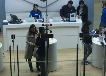 Mujeres comprando en tienda de tecnología en Lima, Perú.