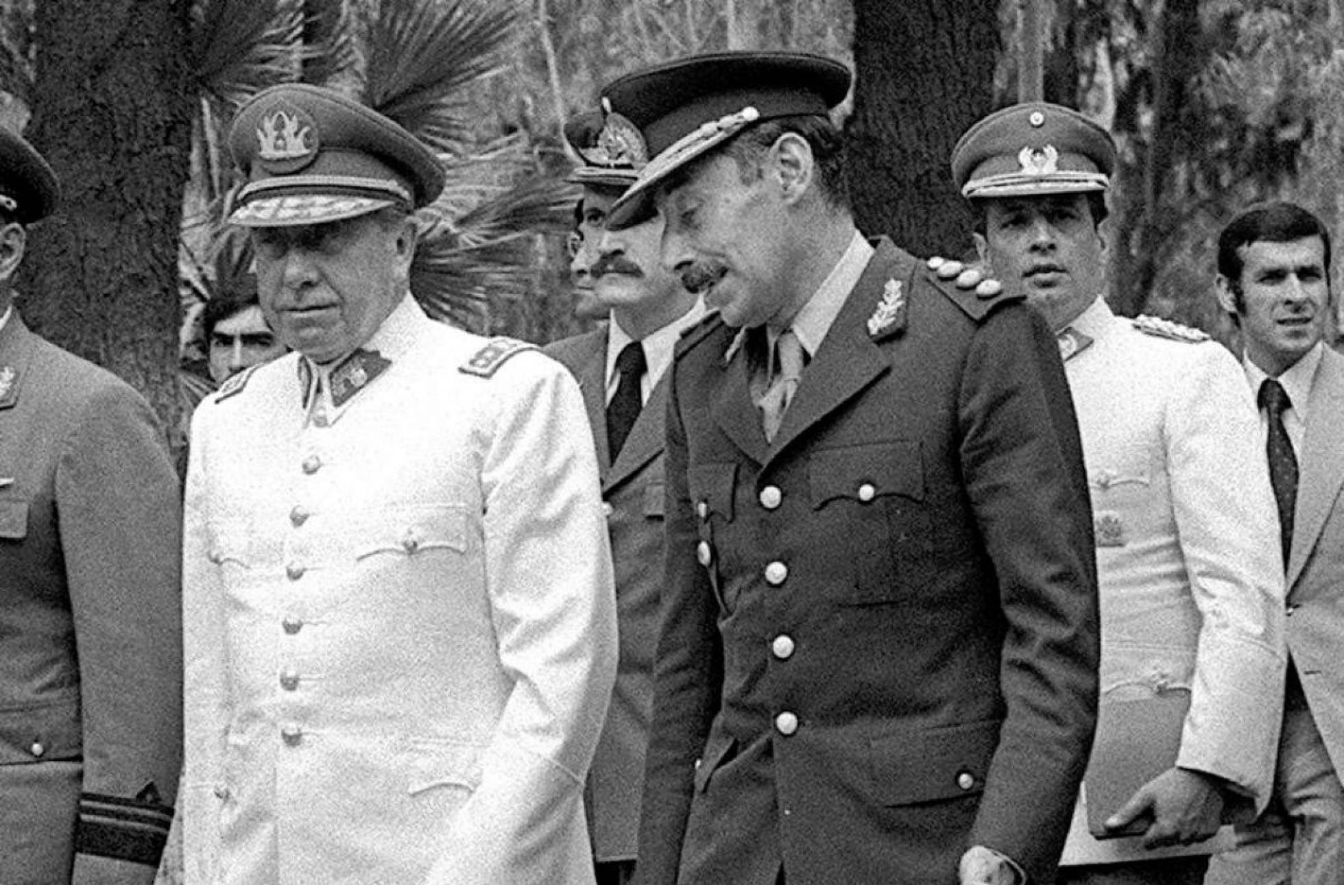 Ditadores Pinochet (Chile) e Videla (Argentina) Ditadores Pinochet (Chile) e Videla (Argentina)