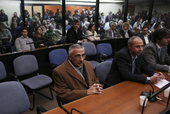 El exagente de inteligencia Miguel Ángel Furci (izq.) escucha su condena. El exagente de inteligencia Miguel Ángel Furci (izq.) escucha su condena.